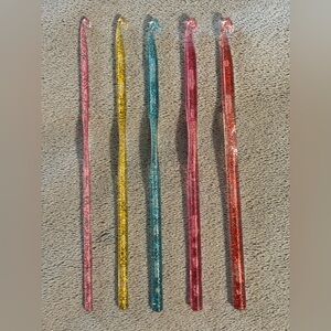 Set of 5 Plastic Crochet Hooks
